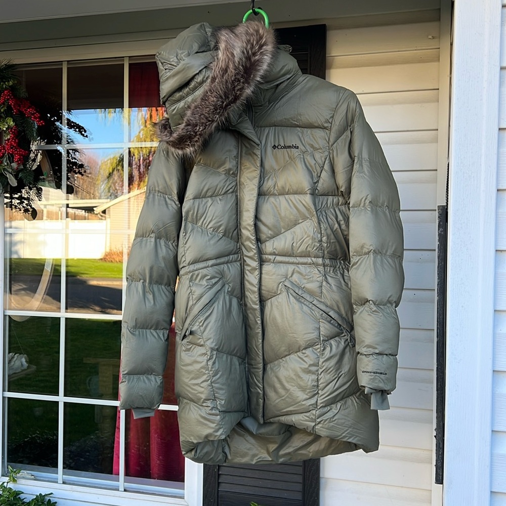 Army green mid length Columbia puffer with Omni shield